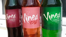 Vinný nápoj bez rizika bolehlavu: Slavná Vinea se zrodila v 70. letech a přežila dodnes!