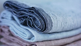 Jak prát utěrky? Místo prášku použijte tabletu do myčky a na aviváž raději zapomeňte!