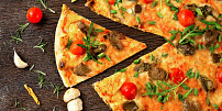 Nejlepší těsto na pizzu: Dáte přednost klasickému kynutému nebo květákovému?