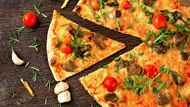 Nejlepší těsto na pizzu: Dáte přednost klasickému kynutému nebo květákovému?