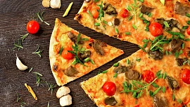 Nejlepší těsto na pizzu: Dáte přednost klasickému kynutému nebo květákovému?