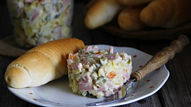 Vlašský salát podle ČSN chutná jako před lety: Správná kombinace majonézy, zeleniny a salámu zaručí úspěch