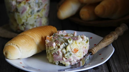 Vlašský salát podle ČSN chutná jako před lety: Správná kombinace majonézy, zeleniny a salámu zaručí úspěch