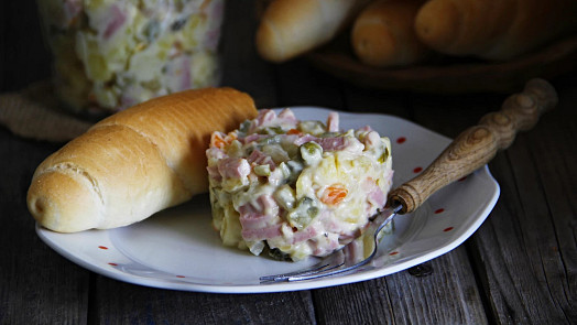 Vlašský salát podle ČSN chutná jako před lety: Správná kombinace majonézy, zeleniny a salámu zaručí úspěch