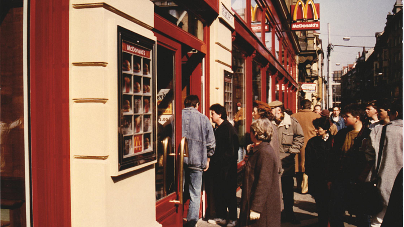 „Mekáč“ před 30 lety: Šílené fronty, hamburger za 19 korun a Bartoška na slavnostním otevření. Vzpomínáte?