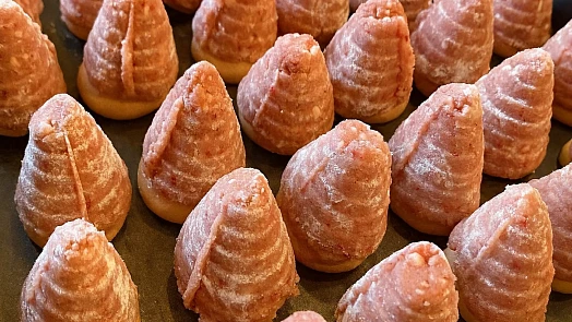 Vyzkoušeli jste už malinové včelí úly? Příprava není o nic složitější než u klasiky, chuť je ovšem naprosto božská