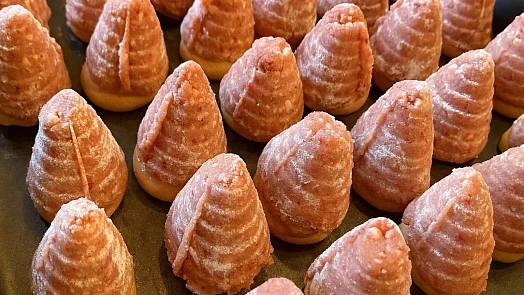 Vyzkoušeli jste už malinové včelí úly? Příprava není o nic složitější než u klasiky, chuť je ovšem naprosto božská