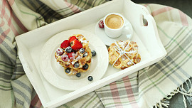 5 nejlepších romantických snídaní do postele: Vaječné košíčky, sladké vafle nebo zapečené croissanty s malinami zkrásní celý den