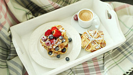 5 nejlepších romantických snídaní do postele: Vaječné košíčky, sladké vafle nebo zapečené croissanty s malinami zkrásní celý den