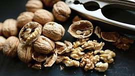 Jak nejlépe skladovat vlašské ořechy: Prospěje jim lednička i mrazák a můžeme je také zavařit, pak vydrží déle než rok