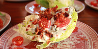 Wedge salát aneb "klínový salát" se slaninou a nivou zasytí i v chladných dnech. Příprava je velice snadná