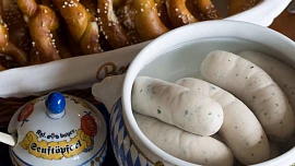 Mnichovská bílá klobása voní po bylinkách a je šťavnatá. Správně byste ji měli podávat s preclíkem a místo loupání "vycucnout"