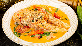Marry me chicken aneb Jídlo, u kterého se žádá o ruku: Dokonale šťavnaté kuře ve smetanové omáčce s bylinkami a chilli chutná božsky