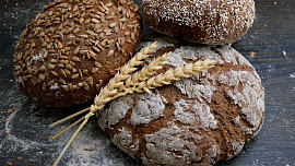 Skromná kuchyně: Jak udělat z tvrdého chleba opět čerstvý a křupavý? Stačí voda a alobal!