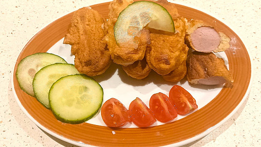 Znáte opečánky? Tyto jednoduché párky v těstíčku z pár surovin si snadno zamilujete