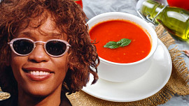 Jídelní rozmary slavných: Zpěvačka Whitney Houston milovala burgery a jednoduchou, ale výtečnou rajčatovou polévku se sýrem