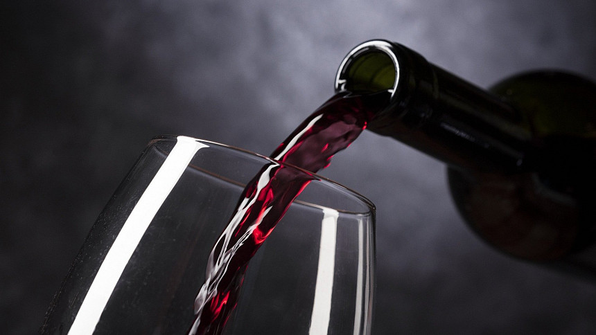 Škoda kapky, která přijde na zmar: Jak dlouho vydrží otevřené víno v lednici?