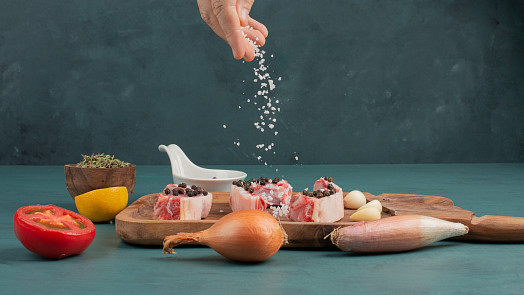 Pravidla solení podle nejlepších šéfkuchařů: Kdy přidat sůl k luštěninám, kdy na játra a co se zeleninou