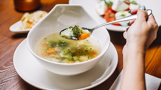 12 tipů, jak ušetřit na jídle: Jak se vyhnout tajným trikům obchodníků, kde si dát polévku za dvacku a kde sehnat jídlo zdarma