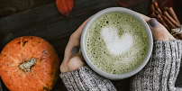 Dýňové matcha latte je novou hvězdou podzimu. V kavárně za ni dáte 170 Kč, domácí vás vyjde na dvacku