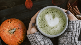 Dýňové matcha latte je novou hvězdou podzimu. V kavárně za ni dáte 170 Kč, domácí vás vyjde na dvacku