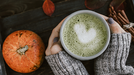 Dýňové matcha latte je novou hvězdou podzimu. V kavárně za ni dáte 170 Kč, domácí vás vyjde na dvacku
