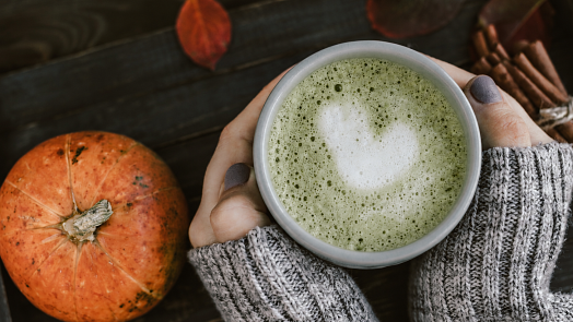 Dýňové matcha latte je novou hvězdou podzimu. V kavárně za ni dáte 170 Kč, domácí vás vyjde na dvacku