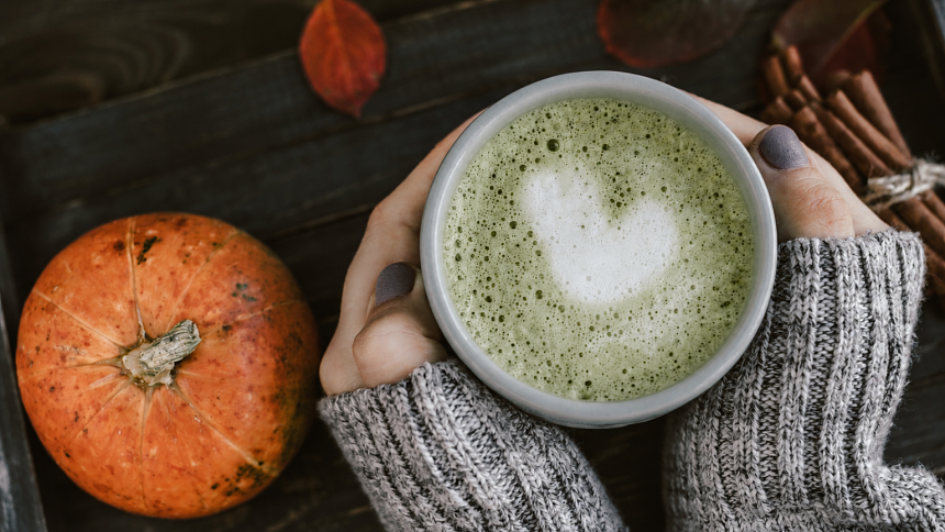 Domácí dýňové pumpkin spice matcha latte