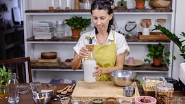 Výroba domácího rostlinného mléka jen ve 3 krocích: Už jste vyzkoušeli mandlové, rýžové nebo ovesné?