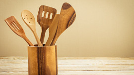 Dřevěné vařečky a obracečky: Jak o ně správně pečovat a proč nikdy nepoužít myčku ani drátěnku?