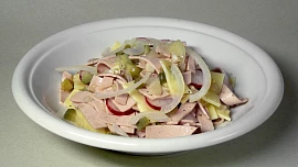 Lyonský salám a legendární Junior: Téměř stejná uzenina, jen jiné jméno. Vychutnat si ji můžete třeba ve vynikajícím salátu