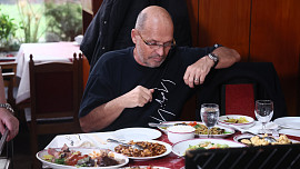 V retro Asii z Ano, šéfe! kraloval zácuc! Do kolen dostal i Zdeňka Pohlreicha a restaurace nakonec zabodovala