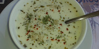 Jarní polévka yayla çorbası: Lahodná turecká specialita si vás získá svěží mátovou chutí a vůní i neobvyklou ingrediencí
