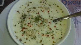 Jarní polévka yayla çorbası: Lahodná turecká specialita si vás získá svěží mátovou chutí a vůní i neobvyklou ingrediencí