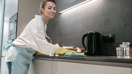 8 skvělých tipů, jak využít k úklidu prášek do pečiva. Zvládne vyčistit troubu i vybělit utěrky