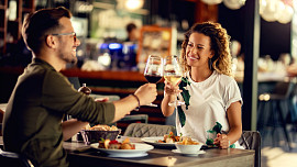 Jak zabránit ostudě v restauraci: Na stůl nepatří několik věcí, které tam běžně odkládáte