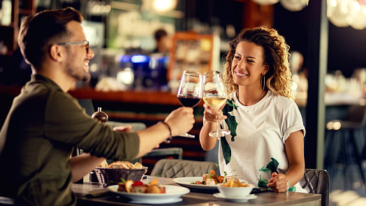 Jak zabránit ostudě v restauraci: Na stůl nepatří několik věcí, které tam běžně odkládáte