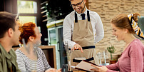 Proč v restauraci často utratíte víc, než jste plánovali: Velkou roli hraje sestavení menu, popisy jídel i rychlost pouštěné hudby