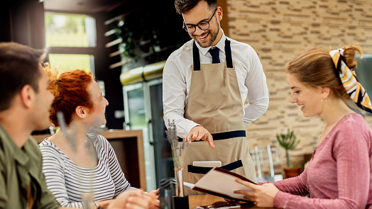 Proč v restauraci často utratíte víc, než jste plánovali: Velkou roli hraje sestavení menu, popisy jídel i rychlost pouštěné hudby