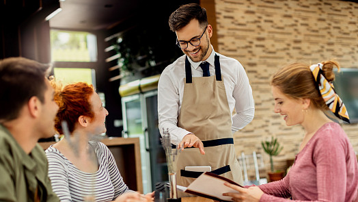 Proč v restauraci často utratíte víc, než jste plánovali: Velkou roli hraje sestavení menu, popisy jídel i rychlost pouštěné hudby
