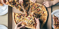 10 nejoblíbenějších druhů pizzy. Mezi všemi vede pizza rozmarná. Víte, která to je?