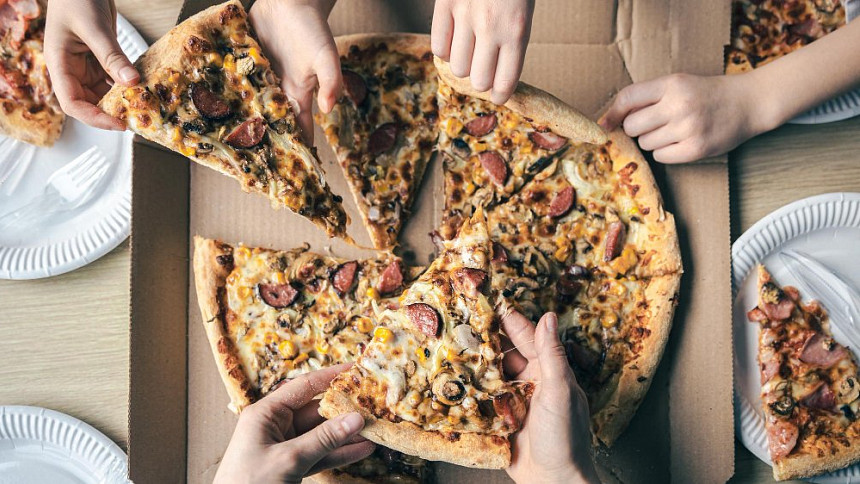 10 nejoblíbenějších druhů pizzy. Mezi všemi vede pizza rozmarná. Víte, která to je?