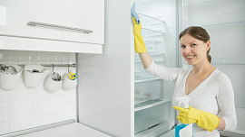 Jak co nejlépe vyčistit lednici a zbavit ji zápachu? Pomůžou káva, vanilka, citron i soda!