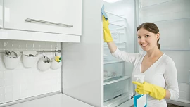 Jak co nejlépe vyčistit lednici a zbavit ji zápachu? Pomůžou káva, vanilka, citron i soda!