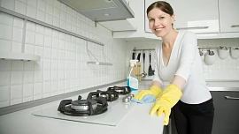 Jak se zbavit mastnoty na dlaždičkách a kuchyňské lince? Pomůže jedlá soda i citron