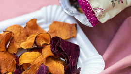 Zeleninové chipsy: Jsou opravdu zdravější, nebo jde jen o drahý tuk v barevném kabátě?