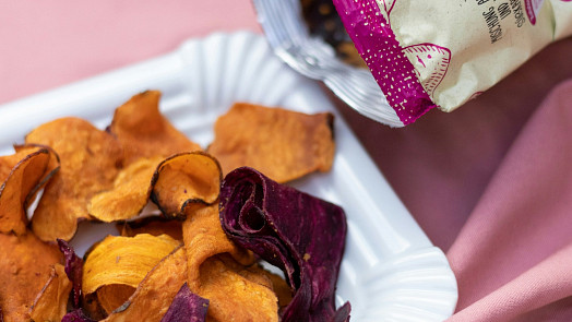 Zeleninové chipsy: Jsou opravdu zdravější, nebo jde jen o drahý tuk v barevném kabátě?