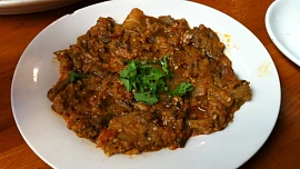 Marocký zaalouk je skvělý teplý i studený: Na jeho přípravu stačí jen lilek a rajčata, pikantní chuť a vůni Orientu zajistí správné koření