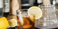 Osvěžení s chutí kávy a citrusů: Nápoj mazagran je hitem léta a nahradí i espresso tonic