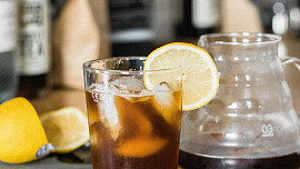 Osvěžení s chutí kávy a citrusů: Nápoj mazagran je hitem léta a nahradí i espresso tonic